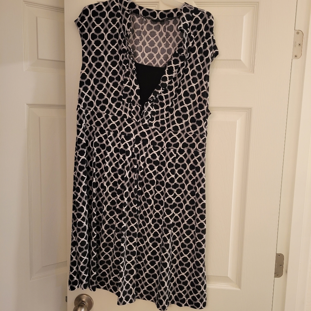 Black and white sleeveless dress